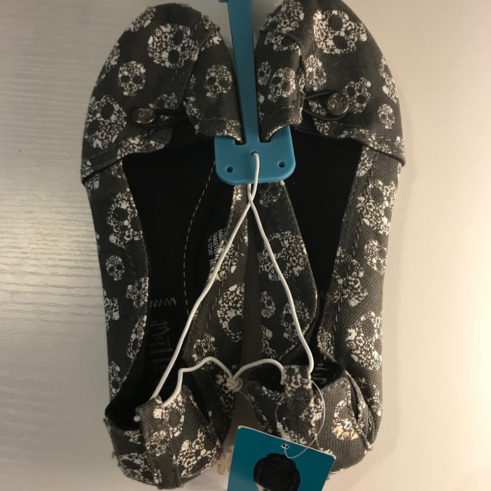 NWT. Mad Love Slip on Flats with Skulls